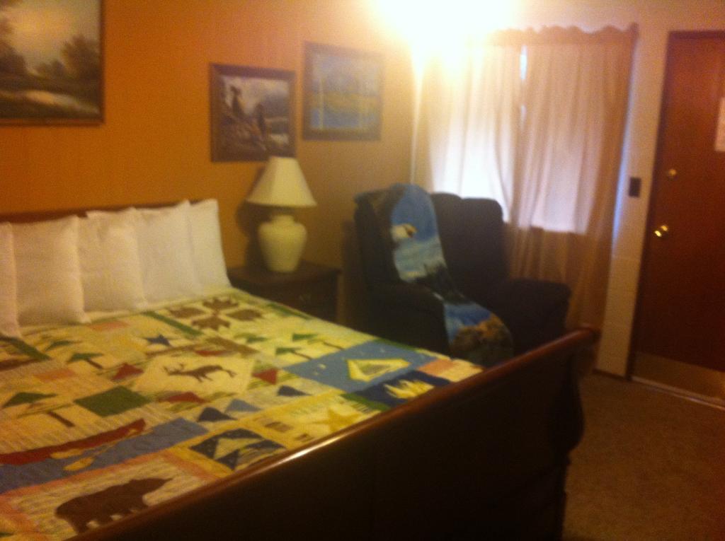 Holiday Motel Canon City Room photo